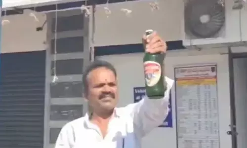 പൊട്ടിക്കാത്ത ബിയര്‍ കുപ്പിയില്‍ നീന്തി തുടിച്ച് മീന്‍; കുപ്പി ഉയര്‍ത്തി നാട്ടുകാര്‍ക്ക് മുന്നില്‍ പ്രദര്‍ശിപ്പിച്ച് ഉപഭോക്താവ്: കൈമലര്‍ത്തി വൈന്‍ ഷോപ്പ് ജീവനക്കാര്‍