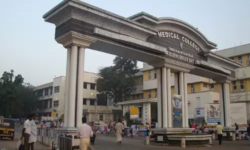 തിരുവനന്തപുരം മെഡിക്കല്‍ കോളേജിലെ ലിഫ്റ്റില്‍ രോഗികളും സഹായികളും അടക്കം ആറു പേര്‍ കുടുങ്ങി; പുറത്തെത്തിച്ചത് ഒരു മണിക്കൂറിന് ശേഷം