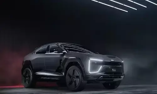 പെട്ടെന്ന് കണ്ടാൽ ഗോതം സിറ്റിയെ കാക്കും ബാറ്റ്മാന്റെ വാഹനമെന്നെ തോന്നൂ; മഹീന്ദ്ര BE 6 ഡാർക്ക് നൈറ്റ് എഡിഷന്‍റെ മടങ്ങിവരവ്; 682 കിലോമീറ്റർ റേഞ്ചിൽ പറക്കും