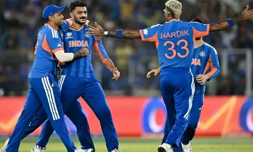 വേഗതയെ പ്രണയിച്ച ഫിന്‍ അലനെ സൂക്ഷ്മമായി നിരീക്ഷിച്ച് സൂര്യകുമാര്‍ യാദവ്; സ്പിന്നിന് മുന്നില്‍ അല്‍പം പതര്‍ച്ച; പവര്‍പ്ലേയില്‍ അക്‌സറിന്റെ സ്പിന്‍ പരീക്ഷിച്ച് നായകന്റെ അവിശ്വസനീയ തന്ത്രം; മാസ്റ്റര്‍ക്ലാസ് ക്യാപ്റ്റന്‍സി എന്ന് വാഴ്ത്തി സോഷ്യല്‍ മീഡിയ