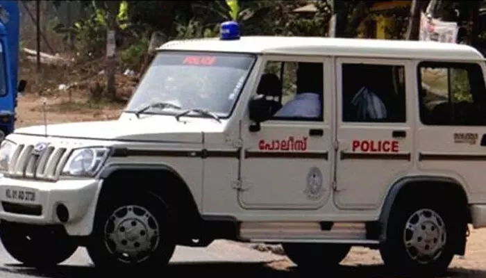 സ്കൂട്ടറിന് സൈഡ് കൊടുത്തില്ല; പോലിസുകാരന് കെ.എസ്. ആര്.ടി.സി. ബസിന്റെ കണ്ണാടി തകര്ത്തെന്നും ഡ്രൈവറെ ആക്രമിച്ചെന്നും പരാതി സ്കൂട്ടറിന് സൈഡ് കൊടുത്തില്ല; പോലിസുകാരന് കെ.എസ്. ആര്.ടി.സി. ബസിന്റെ കണ്ണാടി തകര്ത്തെന്നും ഡ്രൈവറെ ആക്രമിച്ചെന്നും പരാതി