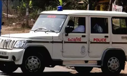 സ്‌കൂട്ടറിന് സൈഡ് കൊടുത്തില്ല; പോലിസുകാരന്‍ കെ.എസ്. ആര്‍.ടി.സി. ബസിന്റെ കണ്ണാടി തകര്‍ത്തെന്നും ഡ്രൈവറെ ആക്രമിച്ചെന്നും പരാതി