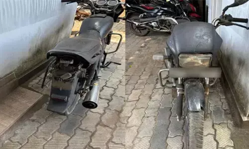 ബൈക്ക് മോഷ്ടിച്ച് രൂപമാറ്റം വരുത്തി 10,000 രൂപയ്ക്ക് വില്ക്കും; പ്രായപൂര്ത്തിയാകാത്ത വിദ്യാര്ഥികള് പിടിയില് ബൈക്ക് മോഷ്ടിച്ച് രൂപമാറ്റം വരുത്തി 10,000 രൂപയ്ക്ക് വില്ക്കും; പ്രായപൂര്ത്തിയാകാത്ത വിദ്യാര്ഥികള് പിടിയില്
