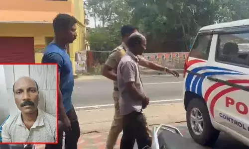 തുമ്പമണില് യുവതിയെ വെട്ടി കൊലപ്പെടുത്താന് ശ്രമിച്ച യുവാവ് പിടിയില്; തലയ്ക്ക് പൊട്ടലും ആഴത്തില് മുറിവുമേറ്റ യുവതി കോട്ടയം മെഡിക്കല് കോളേജില് തുമ്പമണില് യുവതിയെ വെട്ടി കൊലപ്പെടുത്താന് ശ്രമിച്ച യുവാവ് പിടിയില്; തലയ്ക്ക് പൊട്ടലും ആഴത്തില് മുറിവുമേറ്റ യുവതി കോട്ടയം മെഡിക്കല് കോളേജില്