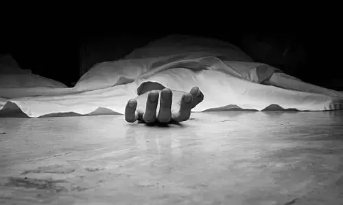 വീടിന്റെ വാതിൽ തുറന്നതും ദാരുണ കാഴ്ച; പാലക്കാട് വയോധിക ദമ്പതികളെ മരിച്ച നിലയിൽ കണ്ടെത്തി; തൂങ്ങി നിൽക്കുന്ന രീതിയിൽ മൃതദേഹങ്ങൾ