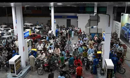 സ്‌കൂളുകള്‍ അടച്ചു; ഓഫിസുകളുടെ പ്രവര്‍ത്തനം ആഴ്ചയില്‍ നാലായി ചുരുക്കി; പെട്രോള്‍ വിലയില്‍ പകച്ച് പാകിസ്താന്‍; ഒറ്റയടിക്ക് കൂടിയത് 18 രൂപ: കടുത്ത നിയന്ത്രണം