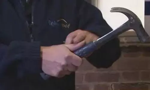 നീ ഇല്ലാതെ എനിക്ക് ജീവിക്കാന്‍ പറ്റില്ല; ഭാര്യയ്ക്ക് മെസേജ് അയച്ച അയല്‍വാസിയെ ചുറ്റിക കൊണ്ട് അടിച്ച് യുവാവ്; ഷിബിന്‍രാജ് ഗുരുതരാവസ്ഥയില്‍ ആശുപത്രിയില്‍