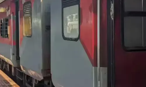 ഷൊര്‍ണൂര്‍-കോഴിക്കോട് പാസഞ്ചര്‍ ട്രെയിനില്‍ എട്ടുമാസം പ്രായമുള്ള കുഞ്ഞിനെ ഉപേക്ഷിച്ച അമ്മയെ കോഴിക്കോട് റെയില്‍വേ സ്റ്റേഷന്‍ പരിസരത്തുനിന്ന് കണ്ടെത്തി; കുഞ്ഞിന് നിലവില്‍ മറ്റ് ആരോഗ്യപ്രശ്‌നങ്ങളില്ല