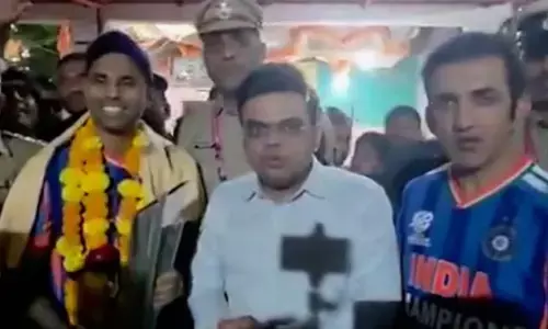 അന്ന് ലോകകപ്പ് ജയിച്ചപ്പോള്‍ ആ ടീമില്‍ ഹിന്ദുവും മുസ്ലിമും സിഖുകാരനും ക്രിസ്ത്യാനിയുമുണ്ടായിരുന്നു; ഈ ലോകകപ്പുമായി സഞ്ജുവും സിറാജുമൊന്നും പള്ളികളില്‍ പോയിട്ടില്ല;  ഒരു പ്രത്യേക മതത്തിന്റെ മാത്രം വിജയമായി ചിത്രീകരിക്കരുത്;  ട്രോഫിയുമായി ഹനുമാന്‍ ക്ഷേത്രം സന്ദര്‍ശിച്ചതില്‍ തുറന്നടിച്ച് കീര്‍ത്തി ആസാദ്