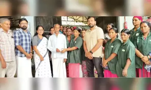 മറന്നുവെച്ച പെന്‍ഷന്‍ തുക പ്ലാസ്റ്റിക് മാലിന്യങ്ങള്‍ക്കിടയില്‍; ഉടമസ്ഥനെ കണ്ടുപിടിച്ച് തിരികെ നല്‍കി മാതൃകയായി ഹരിത കര്‍മ്മസേനാംഗങ്ങള്‍