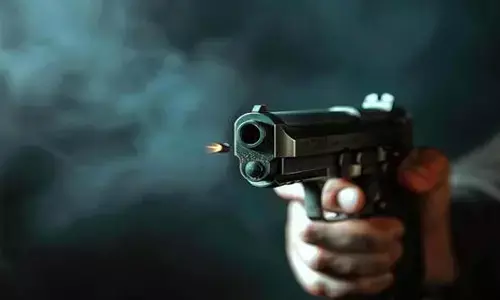 ബാറിന്റെ സമയത്തെ ചൊല്ലി തര്‍ക്കം; പുറത്തിറങ്ങിയതിന് പിന്നാലെ ജീവനക്കാരന് നേരെ വെടിവെച്ച് മദ്യപന്‍