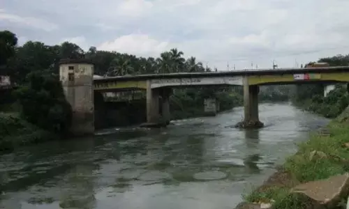 പാലത്തില്‍ കയര്‍ കെട്ടി തൂങ്ങി മരിക്കാന്‍ ശ്രമം; കയര്‍ പൊട്ടി വെള്ളത്തില്‍ വീണ് ഓട്ടോ ഡ്രൈവര്‍ മരിച്ചു