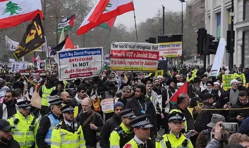 ലണ്ടന്‍ തെരുവില്‍ വീണ്ടും ഇറാന്‍ അനുകൂലികളുടെ പ്രതിഷേധം; തടയാനാവാതെ ഷബാന മഹ്‌മൂദ്