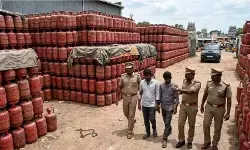 ക്ഷാമം കനത്തതോടെ കരിഞ്ചന്തയില്‍ വില്‍ക്കാന്‍ 398 പാചകവാതക സിലിണ്ടറുകള്‍ കടത്തി; ഗുണ്ടാ നിയമ പ്രകാരം രണ്ടുപേര്‍ അറസ്റ്റില്‍