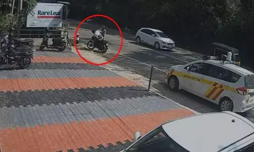 ഹെല്‍മറ്റ് ധരിച്ചില്ല; വാഹനപരിശോധനയ്ക്കിടെ മോട്ടര്‍ വെഹിക്കിള്‍ ഉദ്യോഗസ്ഥന്‍ വിദ്യാര്‍ത്ഥിയുടെ മുഖത്തടിച്ചെന്ന് പരാതി: സിസിടിവി ദൃശ്യങ്ങള്‍ പുറത്ത്