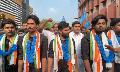 മന്ത്രിക്ക് തൊടുമ്പോള്‍ മാത്രം വേദന; ആയുധവുമില്ല, മുറിവുമില്ല; വധശ്രമക്കേസ് ചീറ്റി; ജയില്‍ മോചിതരായ കെഎസ് യു നേതാക്കള്‍ക്ക് വീരോചിത സ്വീകരണം; കള്ളക്കേസ് ചമച്ചവര്‍ക്ക് തിരിച്ചടി