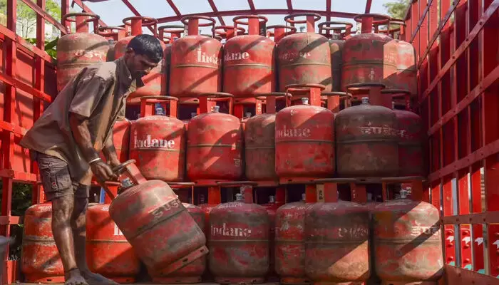 പഞ്ചാബില് ഗ്യാസ് സിലിണ്ടറിനായി ക്യൂ നിന്ന 66 കാരന് കുഴഞ്ഞുവീണു മരിച്ചു; യുപിയില് സമാജ്വാദി പാര്ട്ടി നേതാവിന്റെ വീട്ടില് നിന്ന് പിടിച്ചെടുത്തത് 55 സിലണ്ടറുകള് പഞ്ചാബില് ഗ്യാസ് സിലിണ്ടറിനായി ക്യൂ നിന്ന 66 കാരന് കുഴഞ്ഞുവീണു മരിച്ചു; യുപിയില് സമാജ്വാദി പാര്ട്ടി നേതാവിന്റെ വീട്ടില് നിന്ന് പിടിച്ചെടുത്തത് 55 സിലണ്ടറുകള്