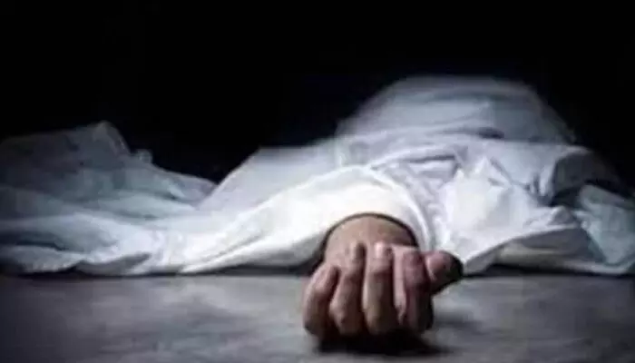 കുഴല് കിണര് കുഴിക്കുന്നതിനെ ചൊല്ലി തര്ക്കം; മൂന്ന് കുട്ടികളുമായി കിണറ്റില് ചാടി വീട്ടമ്മ: അമ്മയും രണ്ട് കുട്ടികളും മരിച്ചു കുഴല് കിണര് കുഴിക്കുന്നതിനെ ചൊല്ലി തര്ക്കം; മൂന്ന് കുട്ടികളുമായി കിണറ്റില് ചാടി വീട്ടമ്മ: അമ്മയും രണ്ട് കുട്ടികളും മരിച്ചു