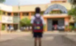 സ്‌കൂളിലെത്താന്‍ രണ്ടു മിനിറ്റ് വൈകിയതിന് രണ്ട് മണിക്കൂര്‍ വെയിലത്ത് നിര്‍ത്തി; ഒന്നാം ക്ലാസ് വിദ്യാര്‍ഥിക്ക് ക്രൂരമായ ശിക്ഷ