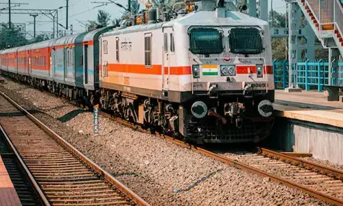 പാലം നിര്മാണം; കോട്ടയം വഴിയുള്ള എട്ടു ട്രെയിനുകള് ആലപ്പുഴ വഴി തിരിച്ചു വിടും: എറണാകുളം മെമു റദ്ദാക്കി പാലം നിര്മാണം; കോട്ടയം വഴിയുള്ള എട്ടു ട്രെയിനുകള് ആലപ്പുഴ വഴി തിരിച്ചു വിടും: എറണാകുളം മെമു റദ്ദാക്കി