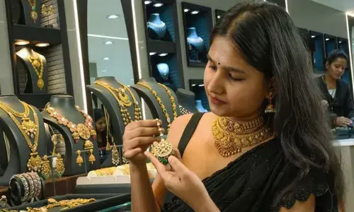 യുദ്ധം കൊണ്ട് സാധാരണക്കാരന് കിട്ടിയ ലോട്ടറി ഇത് മാത്രം; സംസ്ഥാനത്ത് സ്വർണവിലയിൽ ഇന്നും നേരിയ ഇടിവ് രേഖപ്പെടുത്തി; തങ്കത്തെ സ്വന്തമാക്കാൻ ആളുകൾ; നിരക്കുകൾ അറിയാം..