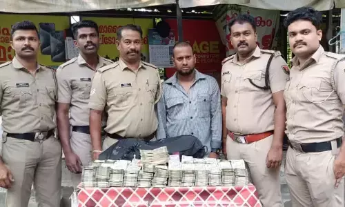 ചെക്ക് പോസ്റ്റില്‍ ബാഗ് തുറന്ന എക്‌സൈസ് ഞെട്ടി; കെട്ടുകളായി 62 ലക്ഷം; തമിഴ്‌നാട് സ്വദേശി പിടിയില്‍; തിരഞ്ഞെടുപ്പ് അടുത്തപ്പോള്‍ കേരളത്തില്‍ കുഴല്‍പ്പണം ഒഴുകുന്നു