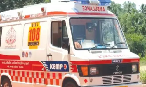 രോഗിയുടെ ജീവൻ രക്ഷിക്കാൻ കുതിച്ചുപാഞ്ഞ ആ ആംബുലൻസ്; പെട്ടെന്നൊരു ഇടി ശബ്ദം; കോഴിക്കോട് വണ്ടിക്ക് മുന്നിൽ ചാടി യുവാവിന്റെ ആത്മഹത്യ ശ്രമം; ഗുരുതര പരിക്ക്