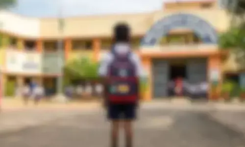 സ്‌കൂളിലെത്താന്‍ രണ്ടു മിനിറ്റ് വൈകിയതിന് രണ്ട് മണിക്കൂര്‍ വെയിലത്ത് നിര്‍ത്തി; ഒന്നാം ക്ലാസ് വിദ്യാര്‍ഥിക്ക് ക്രൂരമായ ശിക്ഷ