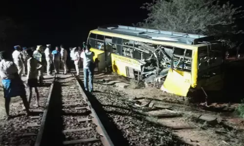 റെയില്‍വേ ട്രാക്ക് മുറിച്ചുകടക്കവെ കോളേജ് ബസില്‍ ട്രെയിന്‍ ഇടിച്ചു; 25 വിദ്യാര്‍ഥികള്‍ക്ക് പരിക്ക്