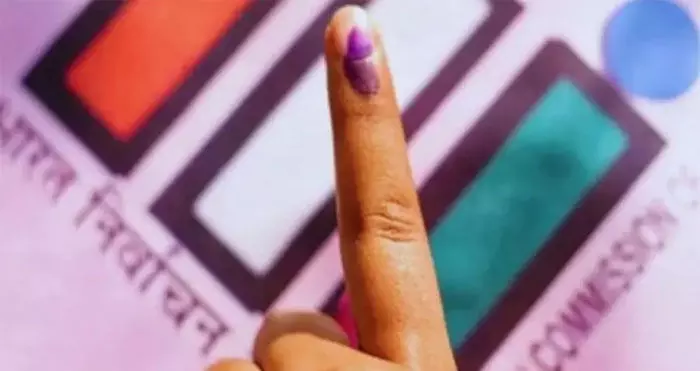 കേരളത്തില് ഏപ്രില് 17-നും 24-നും ഇടയിലുള്ള തീയതികളില് ഒന്നില് ഒറ്റഘട്ടമായി വോട്ടെടുപ്പ് നടന്നേക്കും; മെയ് ആദ്യവാരത്തോടെ ഫലപ്രഖ്യാപനം; കേരളവും തമിഴ്നാടും പുതുച്ചേരിയും ബംഗാളും അസമും ഇനി പ്രചരണ ചൂടില് തിളയ്ക്കും; വോട്ടെടുപ്പ് തീയതി ഇന്ന് പ്രഖ്യാപിക്കും; മുഖ്യ തിരഞ്ഞെടുപ്പ് കമ്മീഷണറുടെ വാര്ത്താസമ്മേളനം വൈകിട്ട് 4-ന്; സ്ഥാനാര്ത്ഥി പ്രഖ്യാപനം അതിവേഗം നടക്കും കേരളത്തില് ഏപ്രില് 17-നും 24-നും ഇടയിലുള്ള തീയതികളില് ഒന്നില് ഒറ്റഘട്ടമായി വോട്ടെടുപ്പ് നടന്നേക്കും; മെയ് ആദ്യവാരത്തോടെ ഫലപ്രഖ്യാപനം; കേരളവും തമിഴ്നാടും പുതുച്ചേരിയും ബംഗാളും അസമും ഇനി പ്രചരണ ചൂടില് തിളയ്ക്കും; വോട്ടെടുപ്പ് തീയതി ഇന്ന് പ്രഖ്യാപിക്കും; മുഖ്യ തിരഞ്ഞെടുപ്പ് കമ്മീഷണറുടെ വാര്ത്താസമ്മേളനം വൈകിട്ട് 4-ന്; സ്ഥാനാര്ത്ഥി പ്രഖ്യാപനം അതിവേഗം നടക്കും