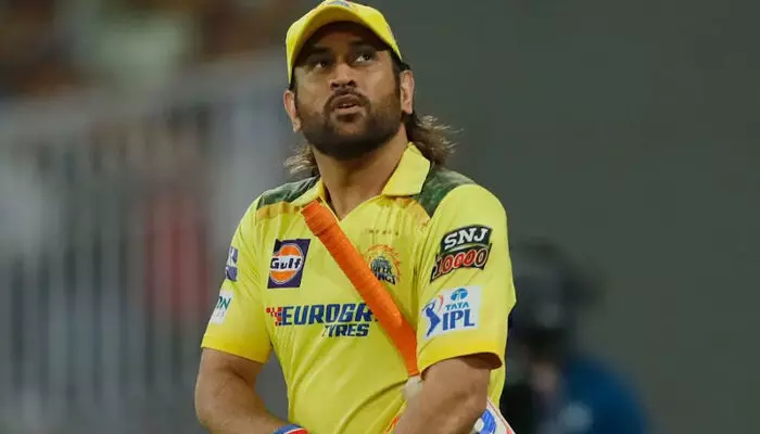 ഐപിഎലില് ഇതു ധോണിയുടെ ലാസ്റ്റ് സീസണ്; യുവതലമുറയ്ക്ക് ബാറ്റണ് കൈമാറേണ്ട സമയമായി; എത്ര മത്സരത്തില് കളിക്കുമെന്ന് അറിയില്ല; ഡ്രസിങ് റൂമിലെ സാന്നിധ്യം മറ്റുള്ളവര്ക്കു പകരുന്ന ആവേശം ചില്ലറയാവില്ലെന്ന് മുന് ഇന്ത്യന് താരം ഐപിഎലില് ഇതു ധോണിയുടെ ലാസ്റ്റ് സീസണ്; യുവതലമുറയ്ക്ക് ബാറ്റണ് കൈമാറേണ്ട സമയമായി; എത്ര മത്സരത്തില് കളിക്കുമെന്ന് അറിയില്ല; ഡ്രസിങ് റൂമിലെ സാന്നിധ്യം മറ്റുള്ളവര്ക്കു പകരുന്ന ആവേശം ചില്ലറയാവില്ലെന്ന് മുന് ഇന്ത്യന് താരം