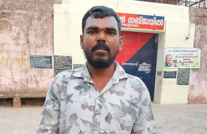 മാല പൊട്ടിച്ച് പമ്പ കടക്കാന് നോക്കി; ആറന്മുള പോലീസ് ആറ്റില് ചാടി പ്രതിയെ പിടിച്ചു മാല പൊട്ടിച്ച് പമ്പ കടക്കാന് നോക്കി; ആറന്മുള പോലീസ് ആറ്റില് ചാടി പ്രതിയെ പിടിച്ചു