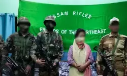 മണിപ്പൂരില് ഭീകര സംഘടനയിലേക്ക് അംഗങ്ങളെ റിക്രൂട്ട് ചെയ്യുന്നതിനിടെ യുവതി അറസ്റ്റില്; നാടന് റോക്കറ്റും 60കിലോഗ്രാം സ്ഫോടകവസ്തുക്കളും കണ്ടെത്തി മണിപ്പൂരില് ഭീകര സംഘടനയിലേക്ക് അംഗങ്ങളെ റിക്രൂട്ട് ചെയ്യുന്നതിനിടെ യുവതി അറസ്റ്റില്; നാടന് റോക്കറ്റും 60കിലോഗ്രാം സ്ഫോടകവസ്തുക്കളും കണ്ടെത്തി