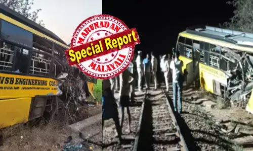 ഇടിച്ച് തവിടുപൊടിയായി അടി ഭാഗം മുഴുവൻ തകർന്ന നിലയിൽ ആ ബസ്; അതിഭീകര കാഴ്ച കണ്ട് നാട്ടുകാർ അടക്കം പാഞ്ഞെത്തി; കരൂരിനെ ഞെട്ടിച്ച് വീണ്ടും അപകടം; പാളം മുറിച്ചുകടക്കവെ കോളേജ് ബസും ചരക്ക് ട്രെയിനും തമ്മിൽ കൂട്ടിയിടിച്ചു; നിരവധി വിദ്യാർത്ഥികൾക്ക് പരിക്ക്; ഒഴിവായത് വൻ ദുരന്തം