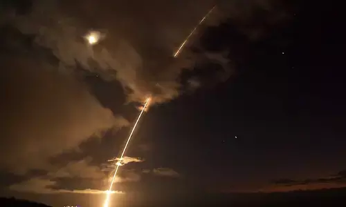 ആകാശത്ത് ഇറാന്റെ മിസൈലുകൾ പായുന്നതിനിടെ രാജ്യത്ത് മറ്റൊരു തലവേദനയും; കടുത്ത നടപടികളുമായി യുഎഇ; 25 പ്രവാസികളെ കൂടി അറസ്റ്റ് ചെയ്യാൻ ഉത്തരവ്