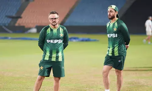 പാക്ക് ക്രിക്കറ്റില്‍ മൈക്ക് ഹെസ്സന്റെ കൗണ്ട്ഡൗണ്‍ തുടങ്ങി! ലോകകപ്പിലെ കനത്ത തോല്‍വിക്ക് പിന്നാലെ പാക്ക് പരിശീലകന് പുറത്തേക്കുള്ള വഴി തെളിയുന്നു; മിസ്ബയും സര്‍ഫറാസും എത്തിയത് പണി കൊടുക്കാന്‍? ബാസിത് അലിയുടെ നിര്‍ണായക വെളിപ്പെടുത്തല്‍