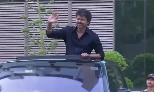 ഏഴ് മണിക്കൂര്‍ മുള്‍മുനയില്‍, ആരാധകരെ കൈ വീശി കാണിച്ചു മടക്കം; കരൂര്‍ ദുരന്തത്തില്‍ വിജയ്യെ ചോദ്യം ചെയ്ത് സിബിഐ