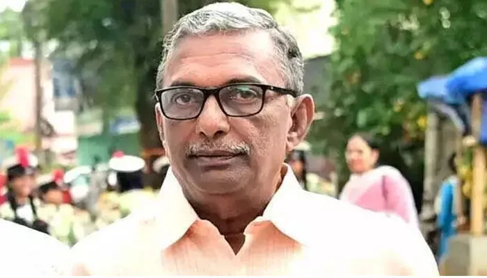 പത്മകുമാറിനെ തൊടാന് പേടിച്ച് സി.പി.എം! ശബരിമല സ്വര്ണ്ണക്കൊള്ളയില് അച്ചടക്ക നടപടി ഫ്രീസറില്; പാര്ട്ടി ചുമതലകളില് നിന്ന് മാറ്റി നിര്ത്തിയെങ്കിലും പുറത്താക്കില്ല; കുറ്റപത്രം വരും വരെ സംരക്ഷണം തുടരും പത്മകുമാറിനെ തൊടാന് പേടിച്ച് സി.പി.എം! ശബരിമല സ്വര്ണ്ണക്കൊള്ളയില് അച്ചടക്ക നടപടി ഫ്രീസറില്; പാര്ട്ടി ചുമതലകളില് നിന്ന് മാറ്റി നിര്ത്തിയെങ്കിലും പുറത്താക്കില്ല; കുറ്റപത്രം വരും വരെ സംരക്ഷണം തുടരും