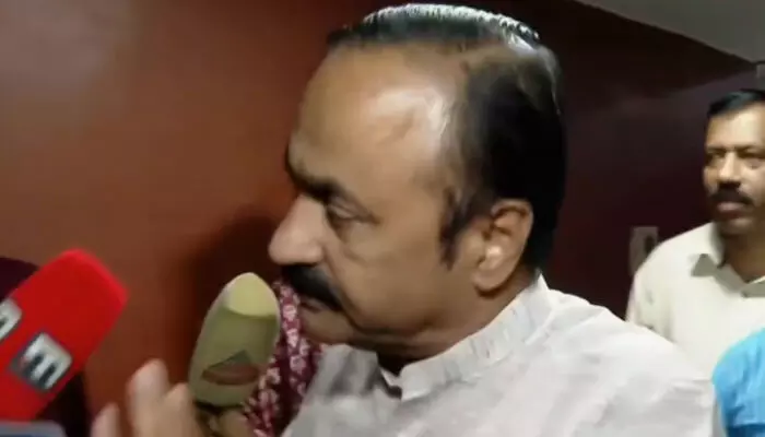 കോണ്ഗ്രസ് സ്ഥാനാര്ത്ഥിപട്ടിക 24 മണിക്കൂറിനുള്ളില് പുറത്തിറക്കുമോ എന്ന് മാധ്യമ പ്രവര്ത്തകരുടെ ചോദ്യം; തെറ്റായ വാര്ത്തകള് നല്കി നിങ്ങളുടെ വിശ്വാസിത കളയരുതെന്ന് രോഷത്തോടെ വി ഡി സതീശന്; തീരുമാനം നാളെ പ്രഖ്യാപിക്കുമെന്ന് സണ്ണി ജോസഫ്; സ്ഥാനാര്ത്ഥി നിര്ണയത്തില് നേതാക്കള് തമ്മില് തര്ക്കം രൂക്ഷമെന്ന് സൂചന കോണ്ഗ്രസ് സ്ഥാനാര്ത്ഥിപട്ടിക 24 മണിക്കൂറിനുള്ളില് പുറത്തിറക്കുമോ എന്ന് മാധ്യമ പ്രവര്ത്തകരുടെ ചോദ്യം; തെറ്റായ വാര്ത്തകള് നല്കി നിങ്ങളുടെ വിശ്വാസിത കളയരുതെന്ന് രോഷത്തോടെ വി ഡി സതീശന്; തീരുമാനം നാളെ പ്രഖ്യാപിക്കുമെന്ന് സണ്ണി ജോസഫ്; സ്ഥാനാര്ത്ഥി നിര്ണയത്തില് നേതാക്കള് തമ്മില് തര്ക്കം രൂക്ഷമെന്ന് സൂചന