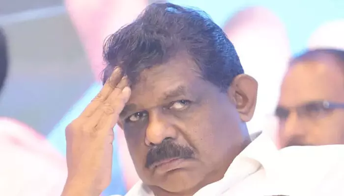 വിധി പ്രതികൂലമായാല് ആന്റണി രാജു ഔട്ട്! പകരക്കാരനെ തേടി സിപിഎം; ജനാധിപത്യ കേരള കോണ്ഗ്രസ് നേതാവിന്റെ രാഷ്ട്രീയ കരിയറിന് ഹൈക്കോടതി നാളെ അന്ത്യം കുറിക്കുമോ? തൊണ്ടിമുതല് കേസില് ആശ്വാസം കിട്ടിയില്ലെങ്കില് തിരുവനന്തപുരത്ത് പുതിയ മുഖം; ഇടത് പാളയത്തില് ചര്ച്ചകള് സജീവം വിധി പ്രതികൂലമായാല് ആന്റണി രാജു ഔട്ട്! പകരക്കാരനെ തേടി സിപിഎം; ജനാധിപത്യ കേരള കോണ്ഗ്രസ് നേതാവിന്റെ രാഷ്ട്രീയ കരിയറിന് ഹൈക്കോടതി നാളെ അന്ത്യം കുറിക്കുമോ? തൊണ്ടിമുതല് കേസില് ആശ്വാസം കിട്ടിയില്ലെങ്കില് തിരുവനന്തപുരത്ത് പുതിയ മുഖം; ഇടത് പാളയത്തില് ചര്ച്ചകള് സജീവം