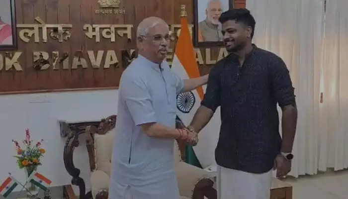 ഷാള് അണിയിച്ച് സ്വീകരിച്ചു; സമ്മാനമായി നല്കിയത് കസവുമുണ്ടും ശ്രീപദ്മനാഭസ്വാമിയുടെ വിഗ്രഹവും സച്ചിന്റെ ആത്മകഥയും; ലോക് ഭവനില് എത്തിയ സഞ്ജുവിനെ ആദരിച്ച് ഗവര്ണര് ഷാള് അണിയിച്ച് സ്വീകരിച്ചു; സമ്മാനമായി നല്കിയത് കസവുമുണ്ടും ശ്രീപദ്മനാഭസ്വാമിയുടെ വിഗ്രഹവും സച്ചിന്റെ ആത്മകഥയും; ലോക് ഭവനില് എത്തിയ സഞ്ജുവിനെ ആദരിച്ച് ഗവര്ണര്