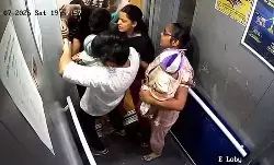 പൂനെയില്‍ കുഞ്ഞിന്റെ കൈ ലിഫ്റ്റില്‍ കുടുങ്ങി; കൈ വാതിലുകള്‍ക്കിടയില്‍ നിന്നും പുറത്തെടുക്കാന്‍ ശ്രമിക്കുന്നതിന്റെ ദൃശ്യങ്ങള്‍ പുറത്ത്