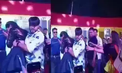 താഴെ വീണ ഡാൻസുകാരിയെ എഴുന്നേൽപ്പിക്കാൻ ശ്രമം നടത്തുന്നു; കാര്യം കൈവിട്ടതും ദേഷ്യം അടക്കാൻ പറ്റാതെ ആ ഗായകൻ ചെയ്തത്; അന്തം വിട്ട് കണ്ടുനിന്നവർ; വേദിയിൽ നാടകീയ രംഗങ്ങൾ