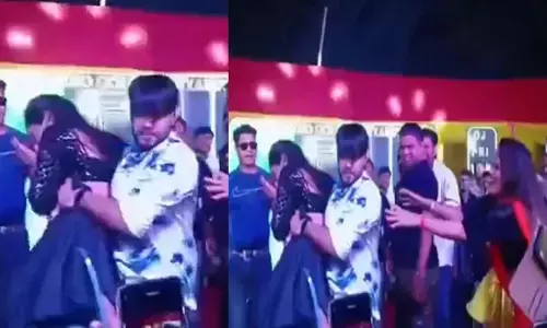 താഴെ വീണ ഡാൻസുകാരിയെ എഴുന്നേൽപ്പിക്കാൻ ശ്രമം നടത്തുന്നു; കാര്യം കൈവിട്ടതും ദേഷ്യം അടക്കാൻ പറ്റാതെ ആ ഗായകൻ ചെയ്തത്; അന്തം വിട്ട് കണ്ടുനിന്നവർ; വേദിയിൽ നാടകീയ രംഗങ്ങൾ