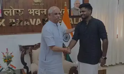 ഷാള്‍ അണിയിച്ച് സ്വീകരിച്ചു; സമ്മാനമായി നല്‍കിയത് കസവുമുണ്ടും ശ്രീപദ്മനാഭസ്വാമിയുടെ വിഗ്രഹവും സച്ചിന്റെ ആത്മകഥയും; ലോക് ഭവനില്‍ എത്തിയ സഞ്ജുവിനെ ആദരിച്ച് ഗവര്‍ണര്‍