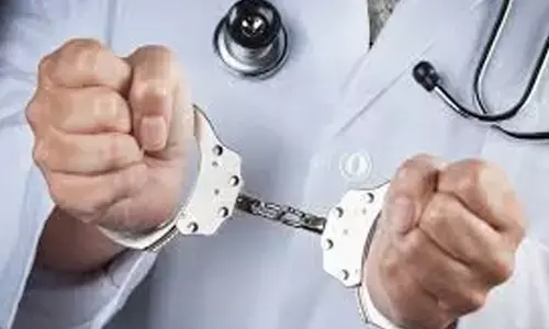 പരീക്ഷയില്‍ ജയിപ്പിക്കാമെന്ന് വാഗ്ദാനം; മെഡിക്കല്‍ വിദ്യാര്‍ത്ഥിനിയെ ഹോട്ടല്‍ മുറിയിലെത്തിച്ച് മദ്യം നല്‍കി പീഡിപ്പിച്ചു: ഡോക്ടര്‍ അറസ്റ്റില്‍