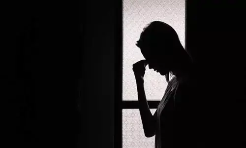 ഹോട്ടൽ മുറിയിലെത്തിച്ച് ആദ്യം മദ്യം നൽകി; ബോധം പാതി പോയതും അതിരുവിട്ട പ്രവർത്തി; കരച്ചിൽ കേട്ടതും ജീവനക്കാർ അടക്കം ഓടിയെത്തി; മെഡിക്കൽ വിദ്യാർഥിനിയെ പീഡിപ്പിച്ച ഡോക്ടർ അറസ്റ്റിൽ