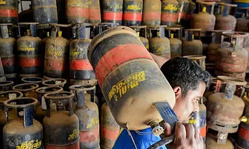 പാചകവാതക ക്ഷാമത്തില്‍ പ്രതിഷേധം കടുക്കുന്നു; ഹോട്ടല്‍ സംഘടന സമരത്തിലേക്ക്; തിങ്കളാഴ്ച ഹോട്ടലുകള്‍ അടച്ചിടും