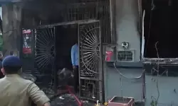 കാർ ചാർജ് ചെയ്യാനിട്ടിട്ട് വീട്ടുകാർ ഉറങ്ങാൻ കിടന്നു; പെട്ടെന്ന് ചാർജിംഗ് പോയിന്റിൽ പൊട്ടിത്തെറി; ചൂട് കൊണ്ട് ഗ്യാസ് കുറ്റികൾ കത്തിയതോടെ വൻ ദുരന്തം; ഇൻഡോറിൽ ഏഴ് പേർ കൊല്ലപ്പെട്ടു