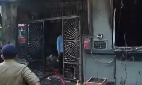 കാർ ചാർജ് ചെയ്യാനിട്ടിട്ട് വീട്ടുകാർ ഉറങ്ങാൻ കിടന്നു; പെട്ടെന്ന് ചാർജിംഗ് പോയിന്റിൽ പൊട്ടിത്തെറി; ചൂട് കൊണ്ട് ഗ്യാസ് കുറ്റികൾ കത്തിയതോടെ വൻ ദുരന്തം; ഇൻഡോറിൽ ഏഴ് പേർ കൊല്ലപ്പെട്ടു